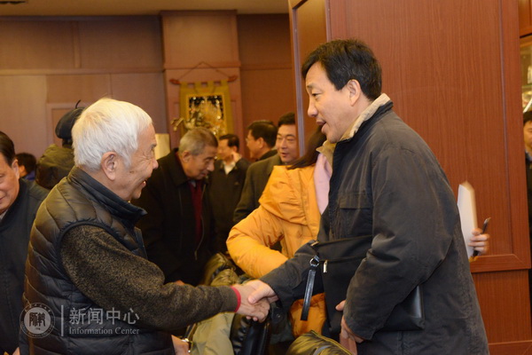 校领导看望退休老同志
